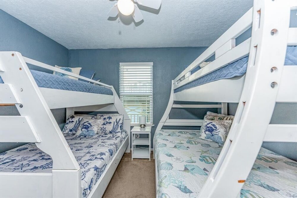 Bolivar Bunk House, Sleeps 11, Dog Friendly Crystal Beach Vrbo
