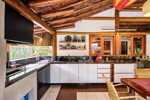 Villa | Cuisine privée | Réfrigérateur grande capacité avec congélateur, four à micro-ondes