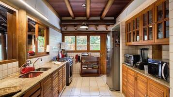 Full-sized fridge, microwave, oven, toaster