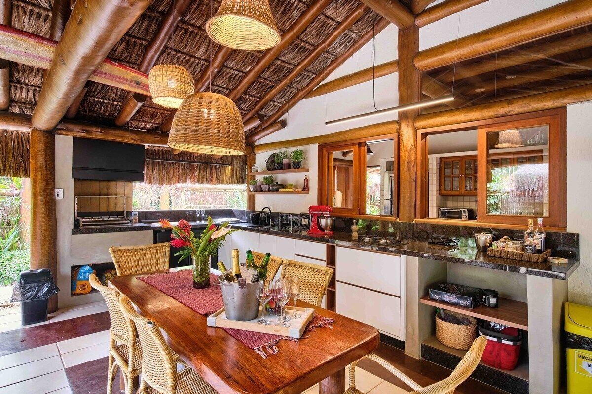 Lemari es besar, microwave, oven, dan pemanggang roti