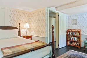 5 habitaciones, escritorio y tabla de planchar con plancha