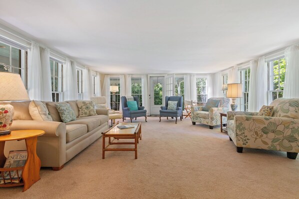 Fernseher, DVD-Player, Bücher, Videothek