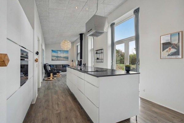 Køleskab, kogeplade, opvaskemaskine, kaffe-/temaskine