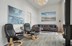 Televisor, llar de foc, reproductor de DVD i taula de tennis de taula