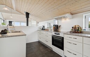 Kjøleskap, kokeplater, oppvaskmaskin og kaffetrakter/tekoker