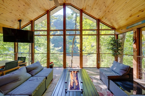 Riverfront West Virginia Cabin w/ Screened-In Deck