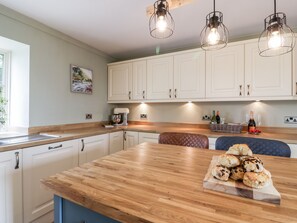 Fridge, dishwasher, electric kettle, cookware/dishes/utensils - Shieldhill Farm House (Falkirk)