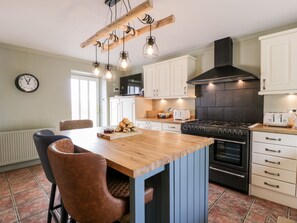 Cottage | Private kitchen | Fridge, dishwasher, cookware/dishes/utensils - Shieldhill Farm House (Falkirk)