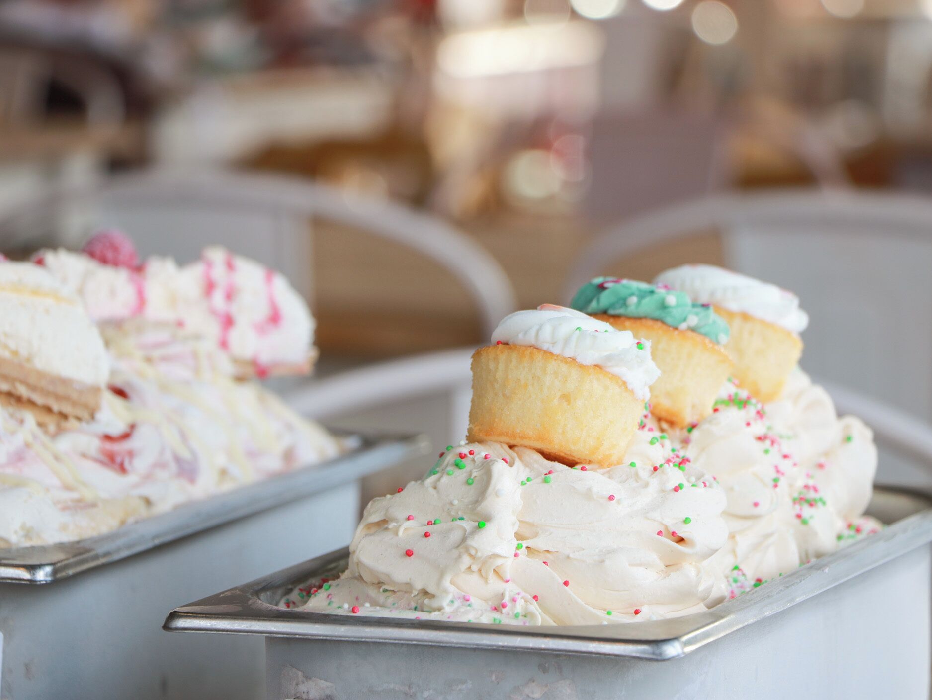Et udvalg af desserter med cupcakes og en lagkage.
