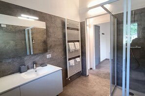 Doccia, asciugacapelli, asciugamani