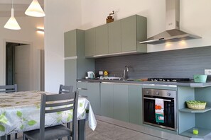 Fridge, oven, stovetop, dishwasher