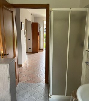 Bruser, hårtørrer, håndklæder, Toiletpapir
