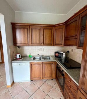 Frigorifero, microonde, forno, piano cottura