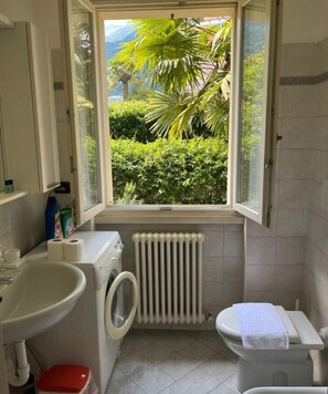 Een douche, een haardroger, handdoeken, toiletpapier