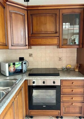 Cafetera y tetera, refrigerador, microondas y horno 