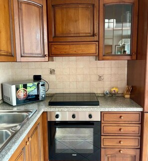 Frigorífic, microones, forn i placa de cuina 