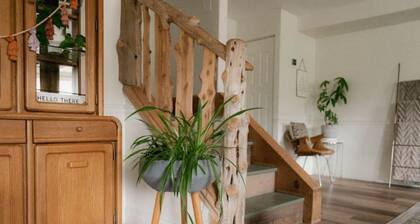 🦙 Lava Yay Frame - Bright High desert Cabin.