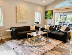 Smart TV, chimenea, futbolito y libros 