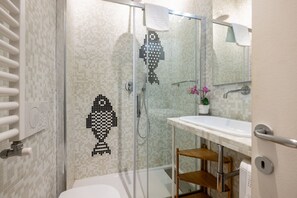 Dusche, Haartrockner, Bidet, Handtücher