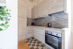 Fridge, microwave, oven, stovetop - Charming Vatican Apartment (Roma)