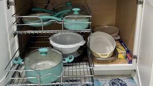 Keittiössä on sisäänrakennettu uuni ja sen yläpuolella mikroaaltouuni.
