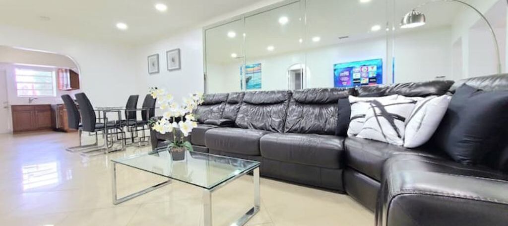 TV connectée, cheminée, jeux vidéo, livres