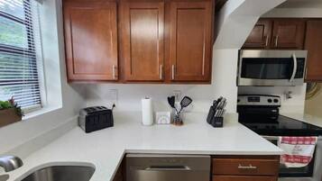 Een koelkast, een magnetron, een oven, een kookplaat