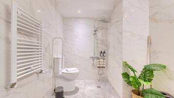 Een douche, een haardroger, handdoeken