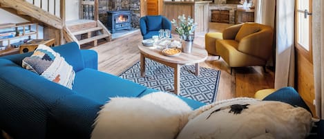 Televisio, takka, pöytäjalkapallopöytä, stereot