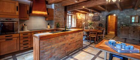 ثلاجة، ميكروويف، فرن، موقد طهي مسطح