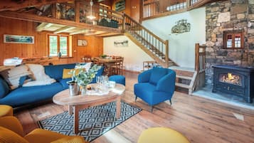 TV, caminetto, tavolo da calcetto, impianto stereo