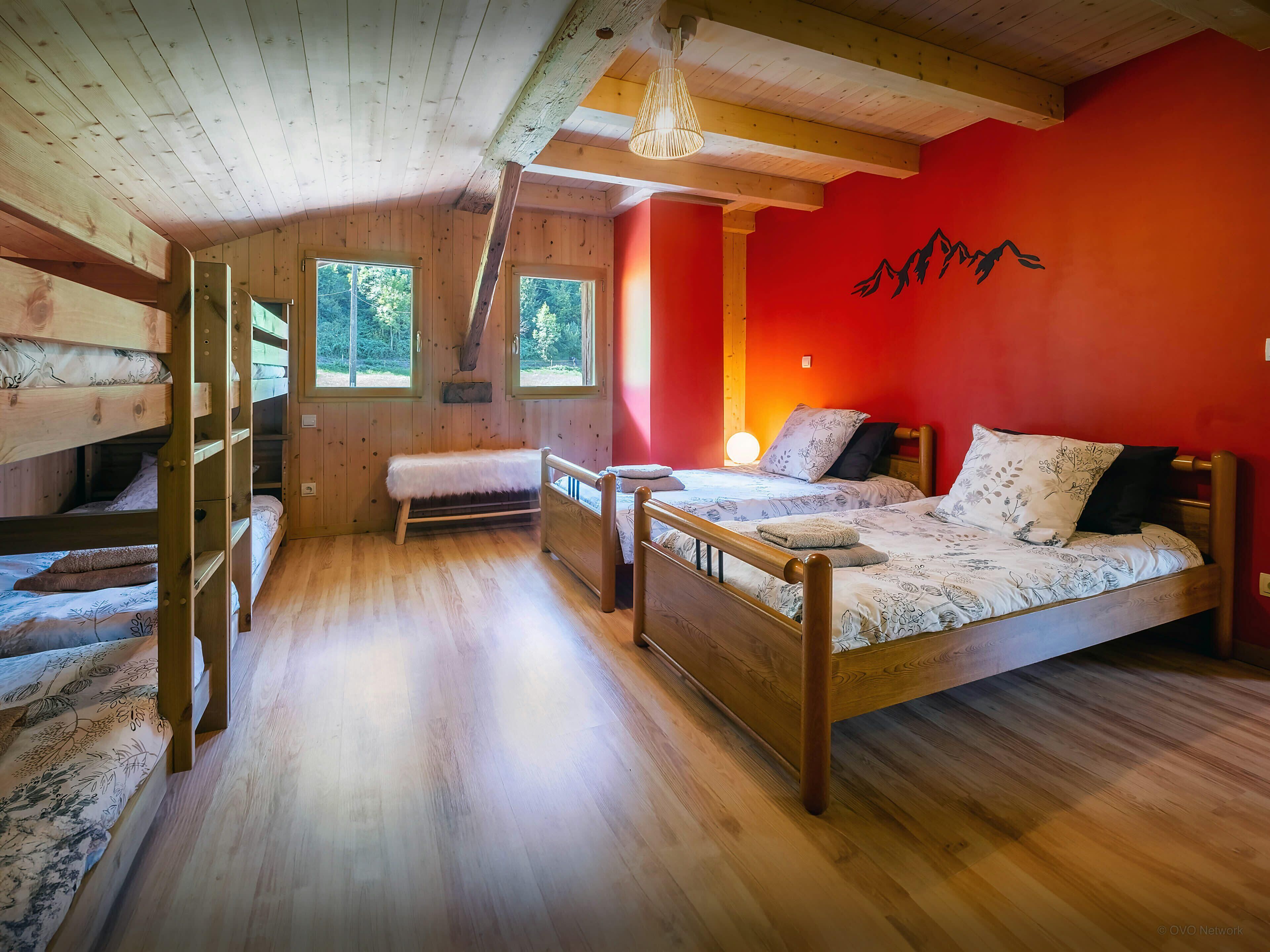4 bedrooms, iron/ironing board, WiFi, bed sheets