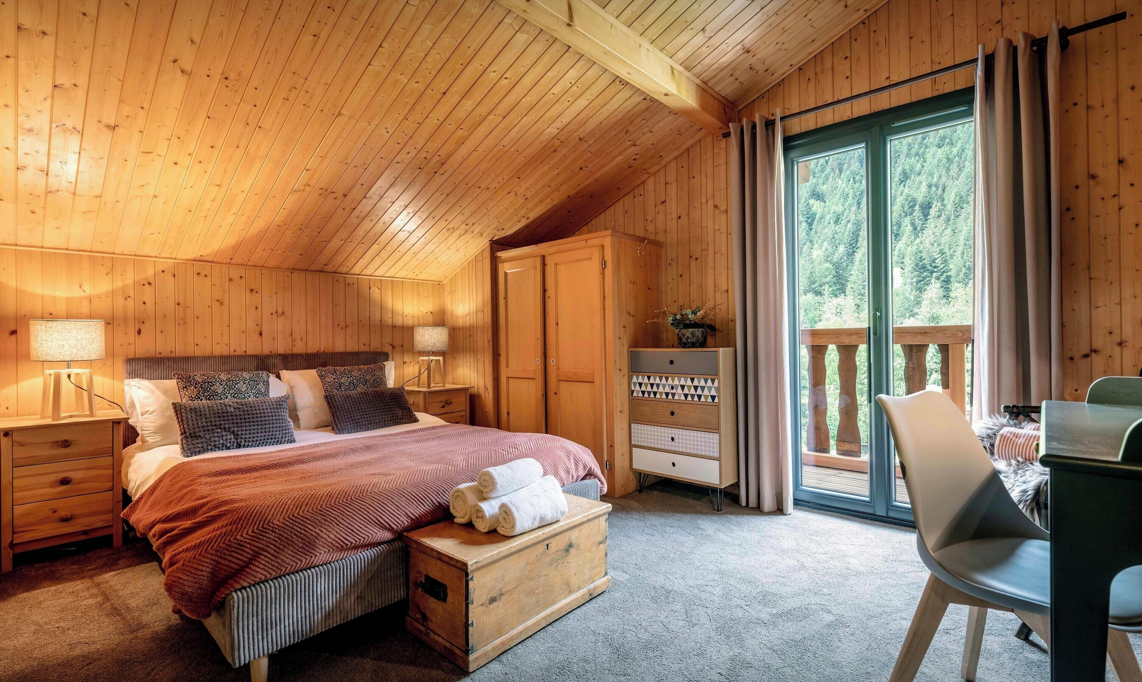 6 chambres, fer et planche à repasser, Wi-Fi, draps fournis