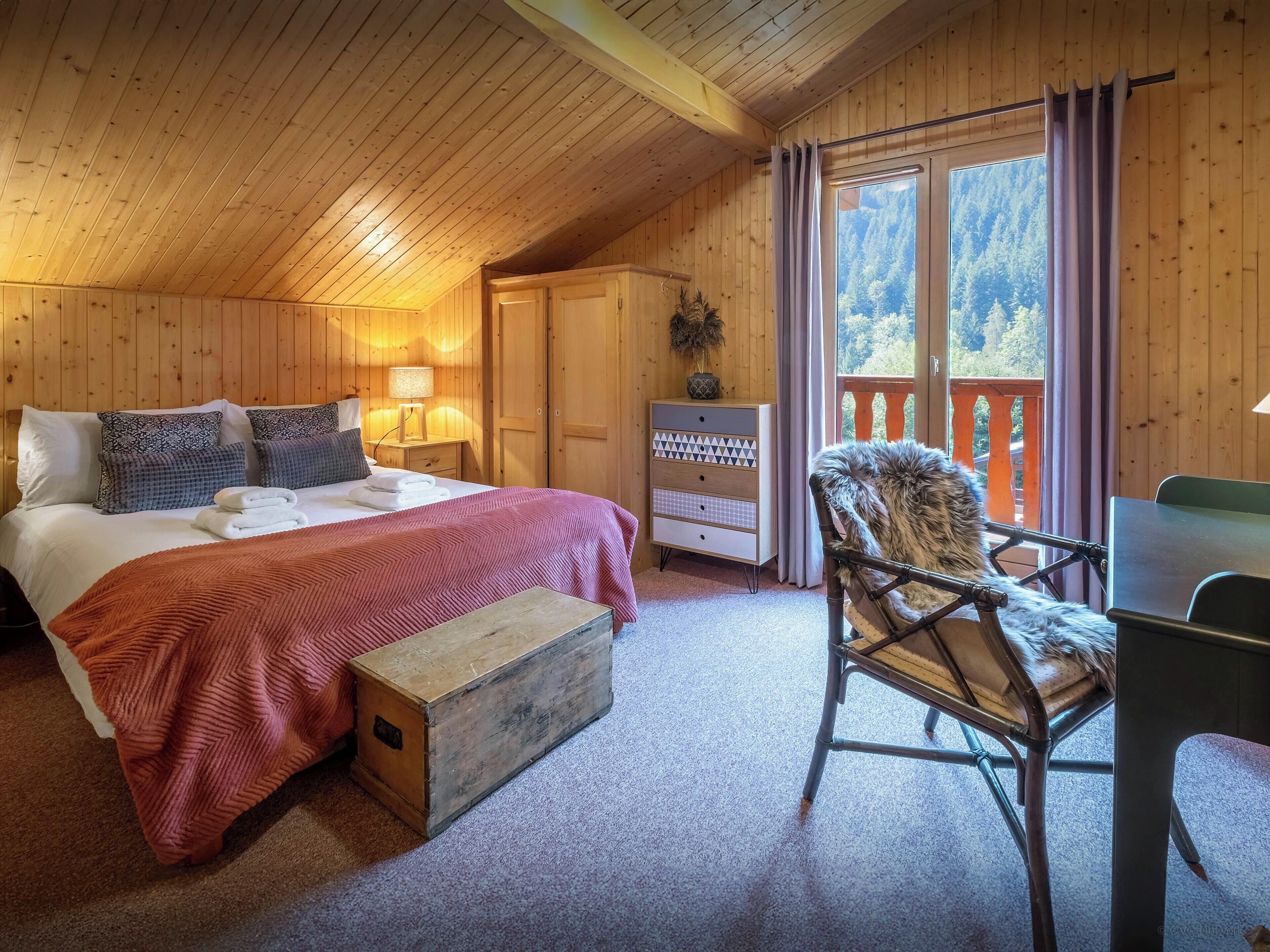 6 slaapkamers, een strijkplank/strijkijzer, wifi, beddengoed