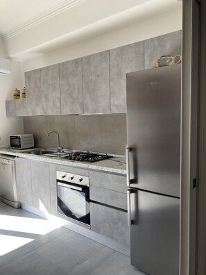 Kühlschrank, Mikrowelle, Ofen, Herdplatte