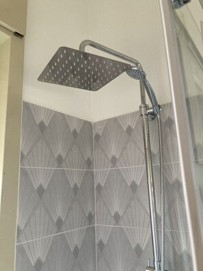 Shower, hair dryer, bidet, towels - Acicastello Center. WiFi, Air Conditioning, 2 Baths (Aci Castello)