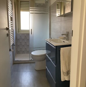 Dusche, Haartrockner, Bidet, Handtücher