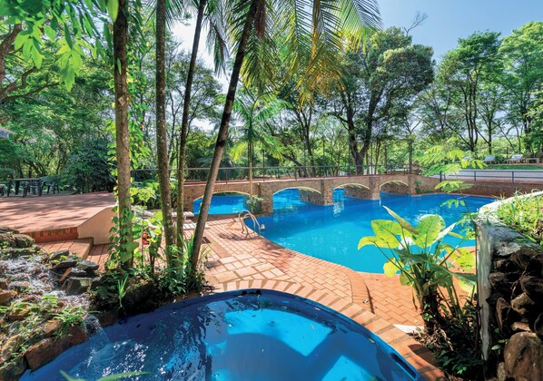 Piscine extérieure, chaises longues