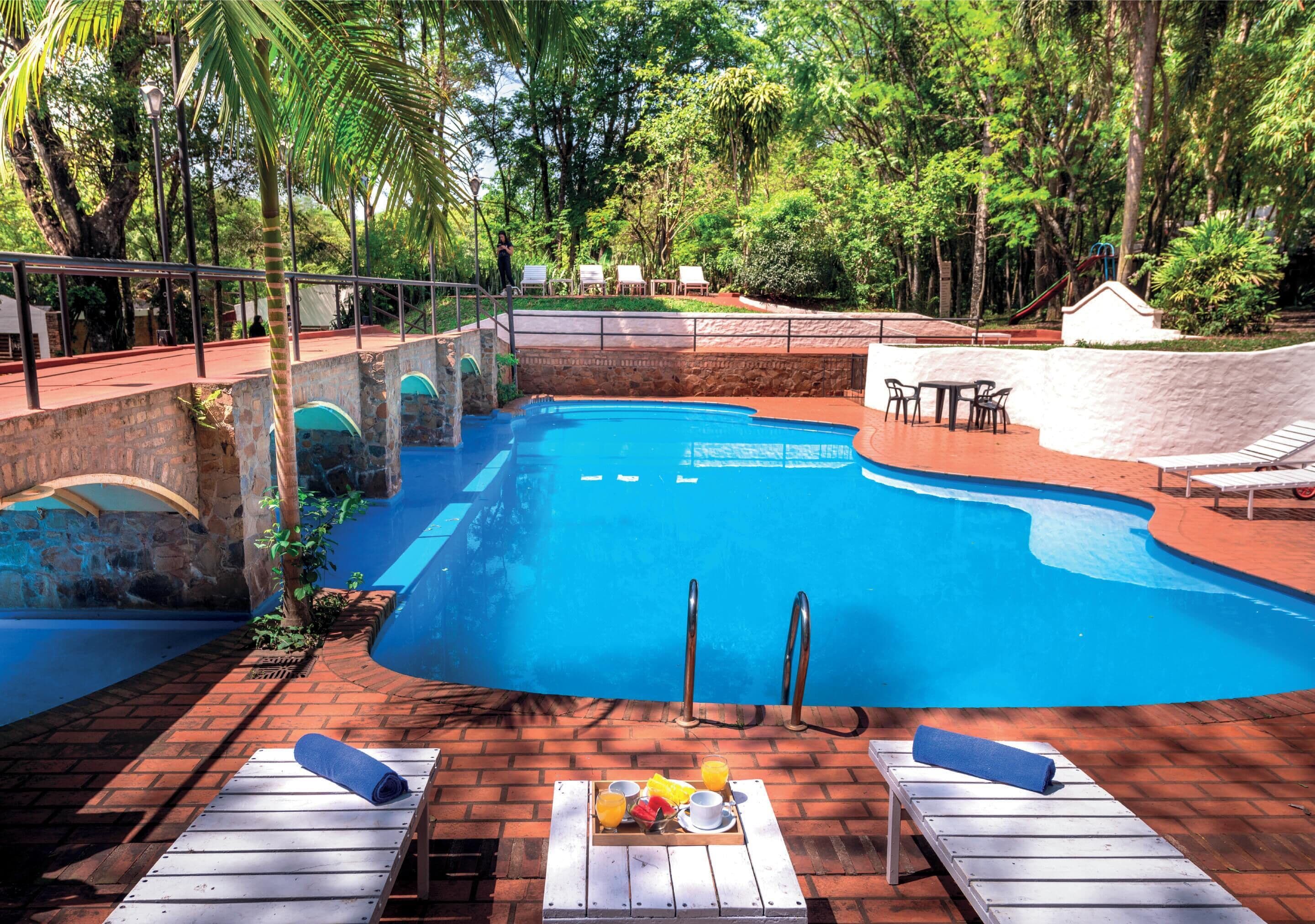 室外游泳池，日光浴躺椅