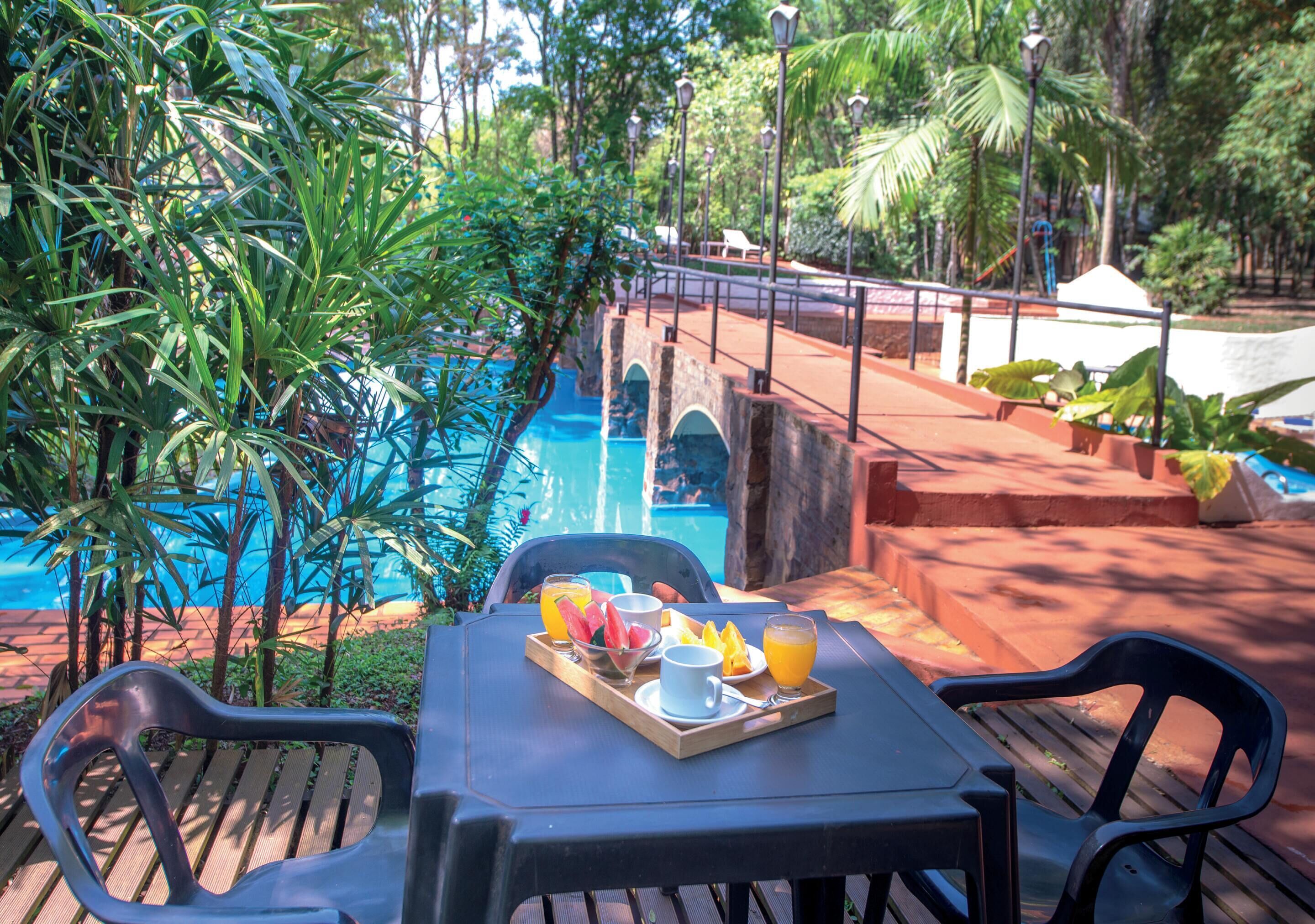 Una piscina al aire libre, sillones reclinables de piscina