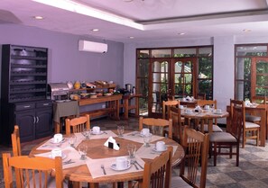 Buffet déjeuner gratuit tous les jours