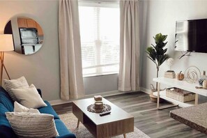 Living area - Chic City Apt DT Indy w/ free parking
 (Indianapolis)