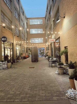 Outdoor dining - Chic City Apt DT Indy w/ free parking
 (Indianapolis)