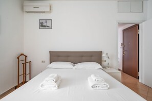 1 bedroom, iron/ironing board, internet, bed sheets