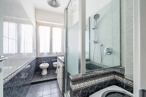 Dusj, hårføner, bidé og håndklær