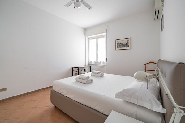 1 bedroom, iron/ironing board, internet, bed sheets