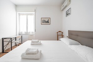 1 habitación, tabla de planchar con plancha, internet y ropa de cama 