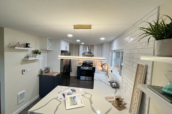 Een microgolfoven, een oven, een kookplaat, een vaatwasser