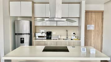 Deluxe Suite | Private kitchen | Fridge, microwave, stovetop, dishwasher