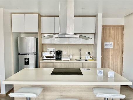 Refrigerador, microondas, placa de cocina, lavavajillas